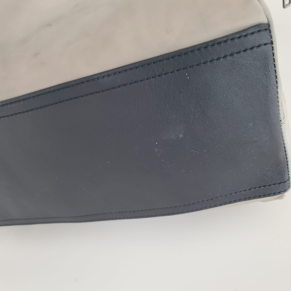 Burberry Large Kahki Buckleigh Tote - Picture 10 of 13